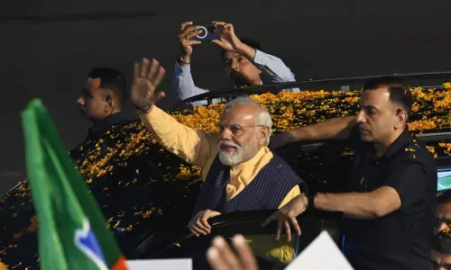 Ranchi: पीएम मोदी का रोड शो शुरू, हाथ हिलाकर किया अभिवादन Ranchi: पीएम मोदी का रोड शो शुरू, हाथ हिलाकर किया अभिवादन
