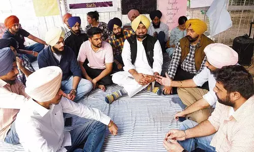 पूर्व मंत्री कंग, किसान संगठन के सदस्यों ने PU में प्रदर्शनकारियों से मुलाकात की पूर्व मंत्री कंग, किसान संगठन के सदस्यों ने PU में प्रदर्शनकारियों से मुलाकात की