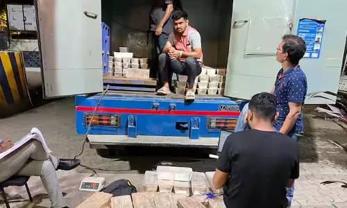 BIG BREAKING: मुंबई पुलिस ने पकड़ी करोड़ों के चांदी की ईट BIG BREAKING: मुंबई पुलिस ने पकड़ी करोड़ों के चांदी की ईट
