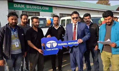 DC ने लाभार्थियों को 26 वाणिज्यिक वाहनों की चाबियां सौंपी DC ने लाभार्थियों को 26 वाणिज्यिक वाहनों की चाबियां सौंपी