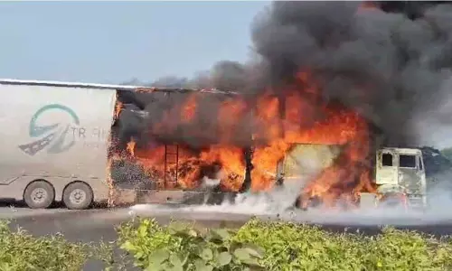Zaheerabad में NH-65 पर कारों से भरी कंटेनर लॉरी में आग लग गई