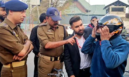 SSP ट्रैफिक ने दो पहिया वाहन चालकों को बांटे हेलमेट SSP ट्रैफिक ने दो पहिया वाहन चालकों को बांटे हेलमेट
