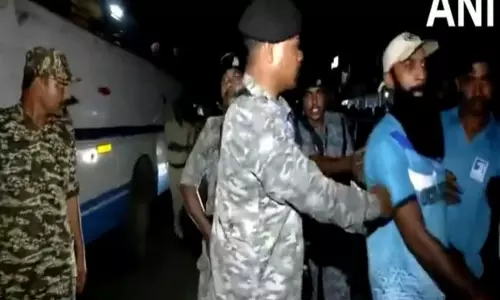 वायनाड में प्रियंका गांधी के रोड शो के दौरान CRPF और कांग्रेस कार्यकर्ताओं के बीच झड़प वायनाड में प्रियंका गांधी के रोड शो के दौरान CRPF और कांग्रेस कार्यकर्ताओं के बीच झड़प