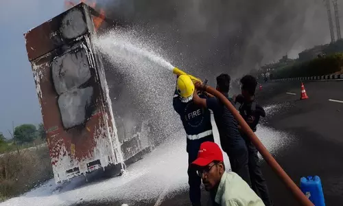 Telangana: कंटेनर ट्रक में आग लगने से 8 कारें जलकर खाक Telangana: कंटेनर ट्रक में आग लगने से 8 कारें जलकर खाक