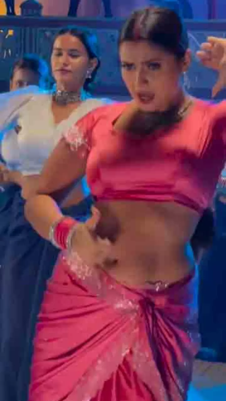 नीलम गिरी ने लगाए सेक्सी ठुमके