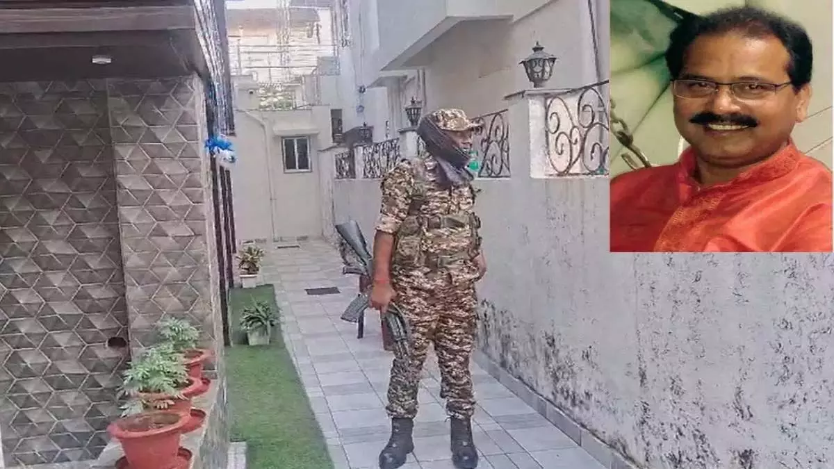 CM के पर्सनल सेक्रेटरी पर आयकर विभाग का बड़ा एक्शन, छापेमारी के दौरान सुरक्षा के पुख्ता इंतजाम, क्या-क्या मिला? CM के पर्सनल सेक्रेटरी पर आयकर विभाग का बड़ा एक्शन, छापेमारी के दौरान सुरक्षा के पुख्ता इंतजाम, क्या-क्या मिला?