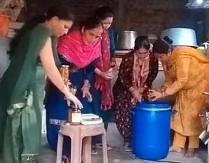आत्मनिर्भर बन रही महिलाएं, अचार, पापड़ बनाकर कमा रही हैं हर महीने 15 से 20 हजार रुपये आत्मनिर्भर बन रही महिलाएं, अचार, पापड़ बनाकर कमा रही हैं हर महीने 15 से 20 हजार रुपये