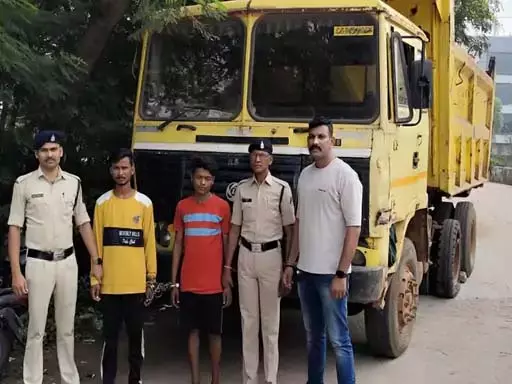 चोरी का हाइवा बीच रास्ते में हुआ खराब, 2 चोर गिरफ्तार चोरी का हाइवा बीच रास्ते में हुआ खराब, 2 चोर गिरफ्तार