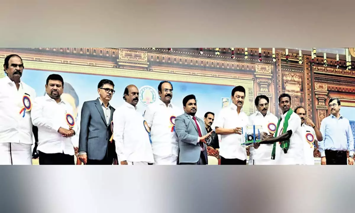 Tamil: मुख्यमंत्री ने घोषणा की कि सरकार बच्चों की शिक्षा का खर्च वहन करेगी Tamil: मुख्यमंत्री ने घोषणा की कि सरकार बच्चों की शिक्षा का खर्च वहन करेगी