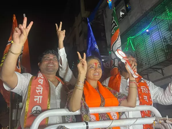 महाराष्ट्र चुनाव: Shaina NC ने मुंबादेवी में रोड शो किया, मतदाताओं से महायुति गठबंधन का समर्थन करने का आग्रह किया महाराष्ट्र चुनाव: Shaina NC ने मुंबादेवी में रोड शो किया, मतदाताओं से महायुति गठबंधन का समर्थन करने का आग्रह किया