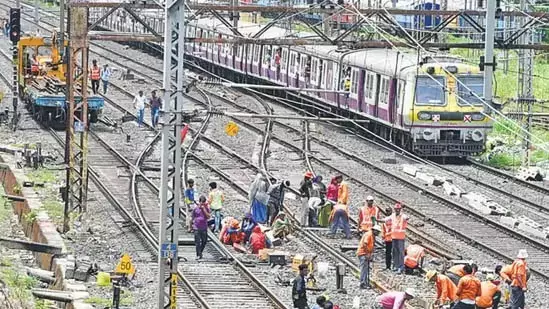 Mumbai trains: मध्य रेलवे के चालक दल में बदलाव न करने के आदेश से मोटरमैन नाराज Mumbai trains: मध्य रेलवे के चालक दल में बदलाव न करने के आदेश से मोटरमैन नाराज