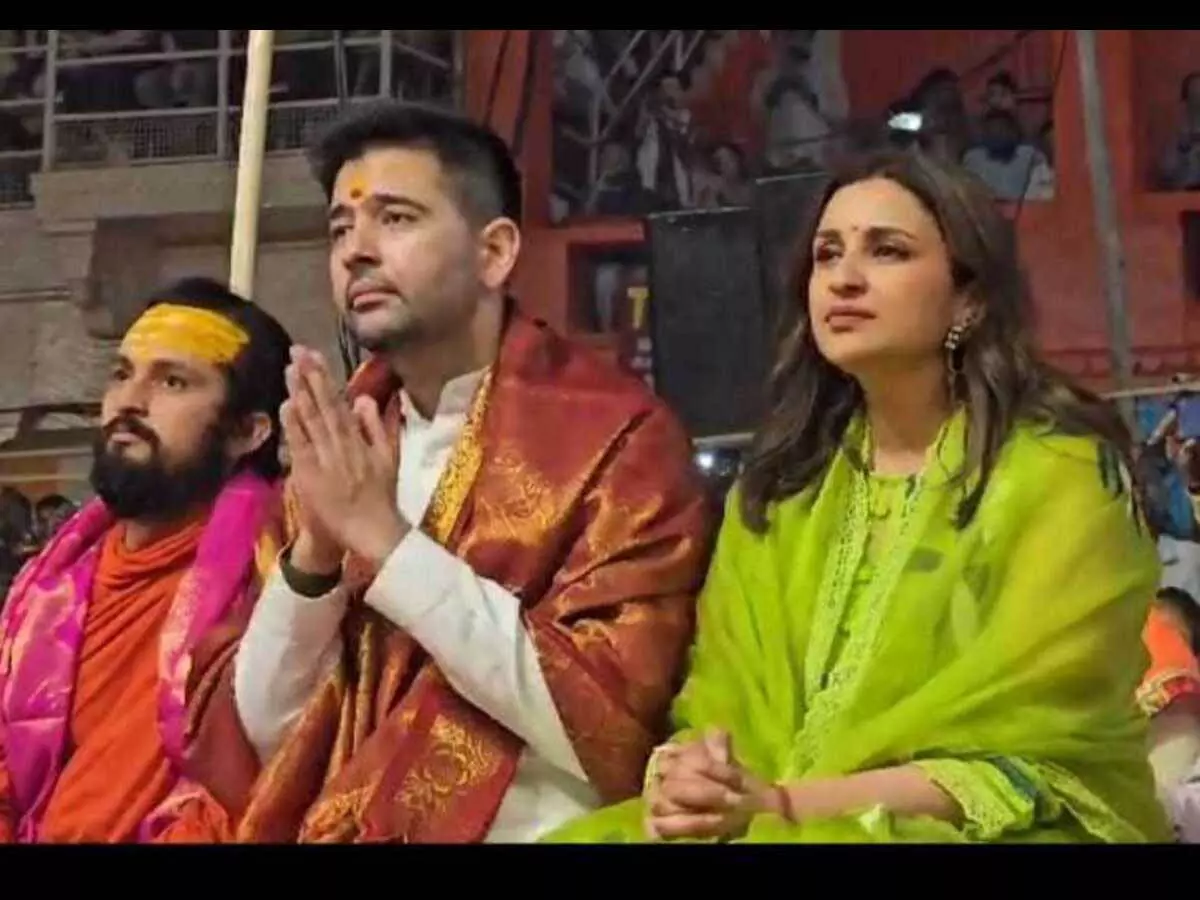 गंगा आरती से मंत्रमुग्ध हुए राघव चड्ढा गंगा आरती से मंत्रमुग्ध हुए राघव चड्ढा