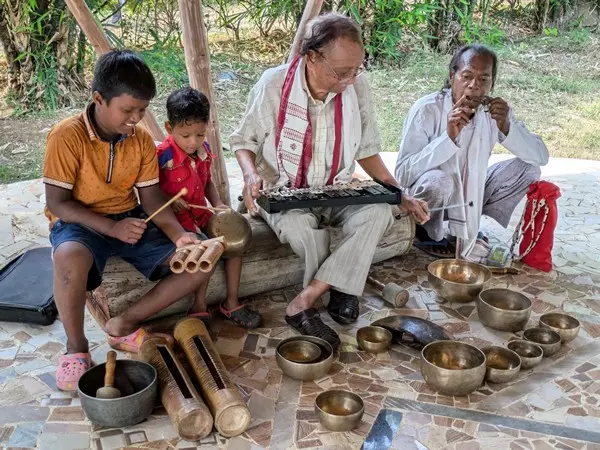 Odisha के पूर्व मुख्यमंत्री और वियतनाम के आदिवासियों ने चिलिका शेल्डक अंतर्राष्ट्रीय लोक महोत्सव में प्रस्तुति दी Odisha के पूर्व मुख्यमंत्री और वियतनाम के आदिवासियों ने चिलिका शेल्डक अंतर्राष्ट्रीय लोक महोत्सव में प्रस्तुति दी