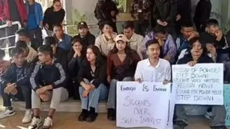 NEHU Teachers: राज्यपाल से विश्वविद्यालय संकट को हल करने का आग्रह NEHU Teachers: राज्यपाल से विश्वविद्यालय संकट को हल करने का आग्रह