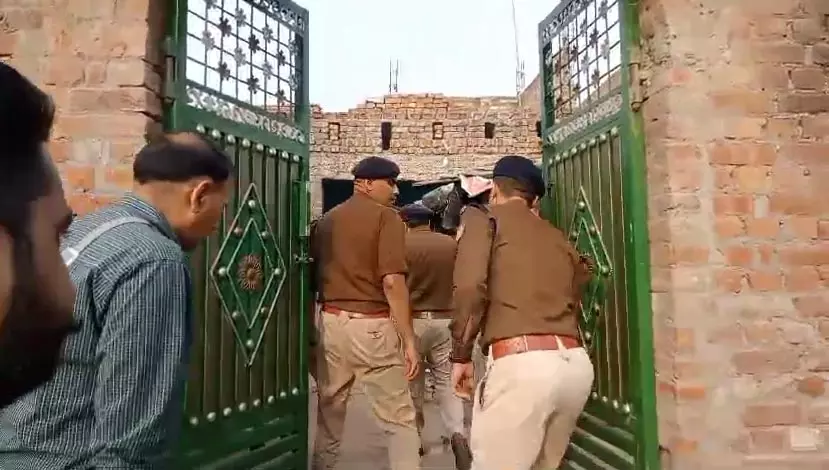 ट्रिपल मर्डर का सनसनीखेज मामला, पेचकस से गोदकर हत्या, कातिलों का अभी भी सुराग नहीं ट्रिपल मर्डर का सनसनीखेज मामला, पेचकस से गोदकर हत्या, कातिलों का अभी भी सुराग नहीं