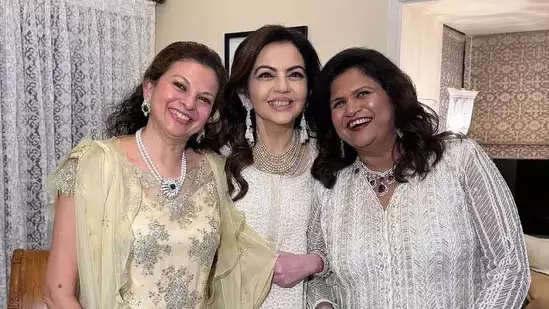 Nita Ambani रॉयल्टी के लिए सफेद चिकनकारी लहंगे में बेहद खूबसूरत लग रही थीं Nita Ambani रॉयल्टी के लिए सफेद चिकनकारी लहंगे में बेहद खूबसूरत लग रही थीं