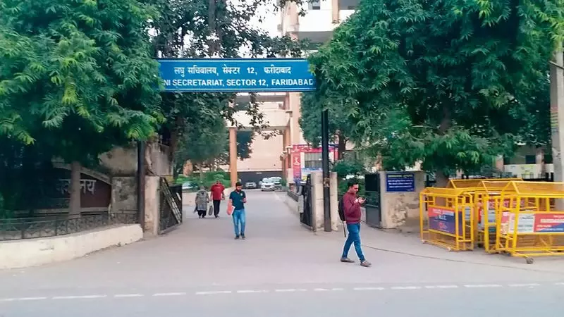 Haryana : चुनाव कार्यालय का कर्मचारी कैमरे पर शराब पीते पकड़ा गया Haryana : चुनाव कार्यालय का कर्मचारी कैमरे पर शराब पीते पकड़ा गया