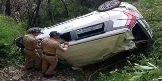 Kaladhungi: गुरुग्राम के पर्यटकों की कार अनियंत्रित होकर खाई में गिरी, 6 घायल Kaladhungi: गुरुग्राम के पर्यटकों की कार अनियंत्रित होकर खाई में गिरी, 6 घायल