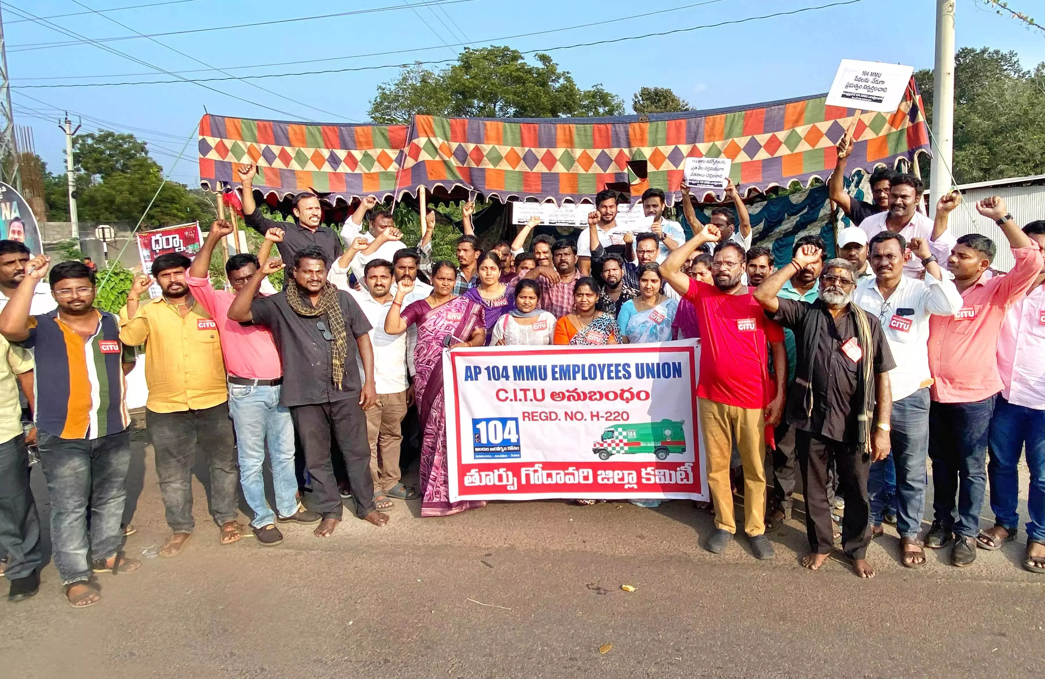 104 MMU कर्मचारियों द्वारा अवैतनिक लाभ और नौकरी की सुरक्षा को लेकर विरोध प्रदर्शन