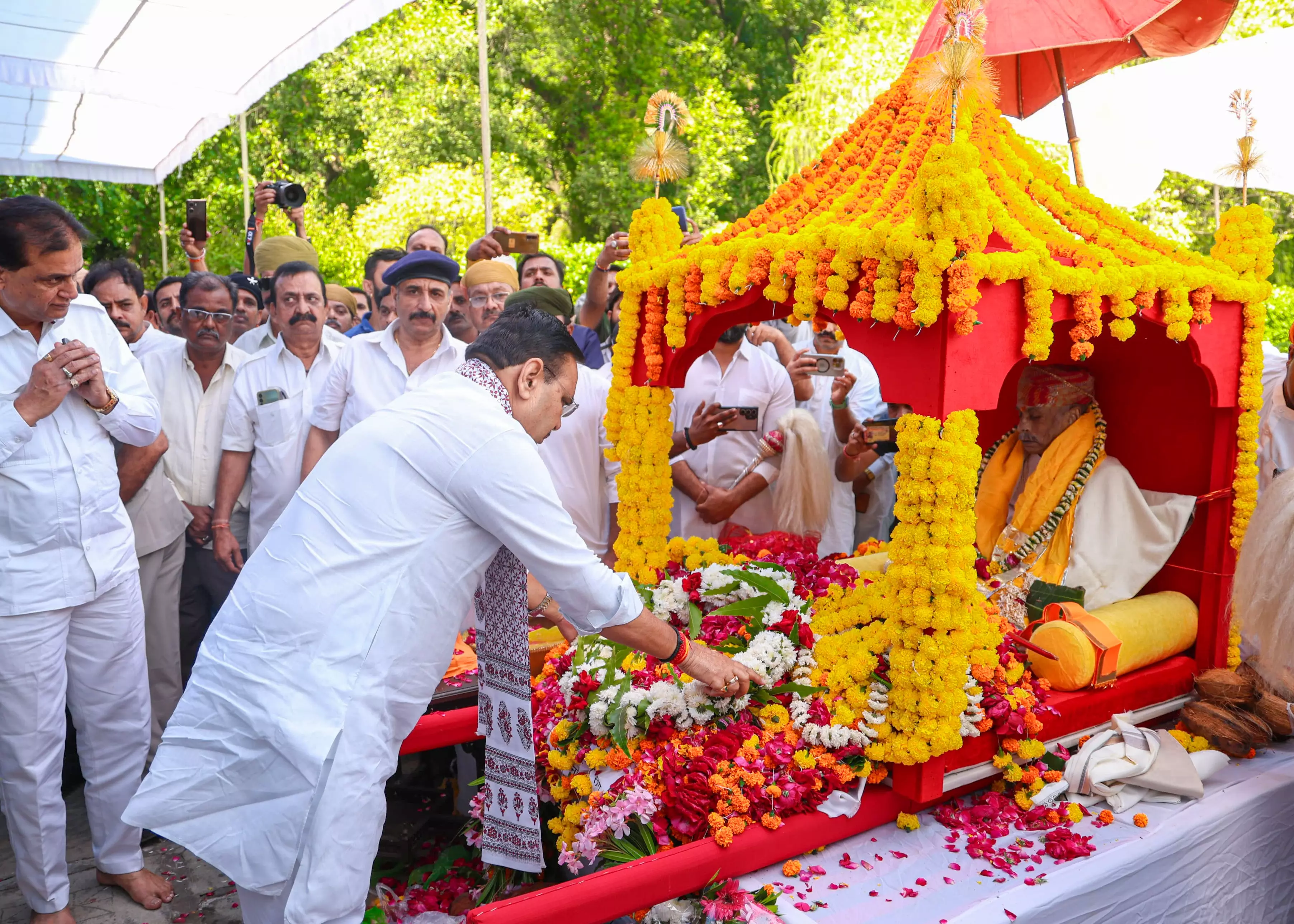 Jaipur: मुख्यमंत्री शर्मा ने मेवाड़ के पूर्व राज परिवार सदस्य स्व. महेन्द्र सिंह मेवाड़ को श्रद्धासुमन अर्पित किए Jaipur: मुख्यमंत्री शर्मा ने मेवाड़ के पूर्व राज परिवार सदस्य स्व. महेन्द्र सिंह मेवाड़ को श्रद्धासुमन अर्पित किए