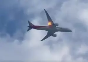 इंजन में आग लगने के बाद बोइंग 787 वापस Rome लौट आया इंजन में आग लगने के बाद बोइंग 787 वापस Rome लौट आया