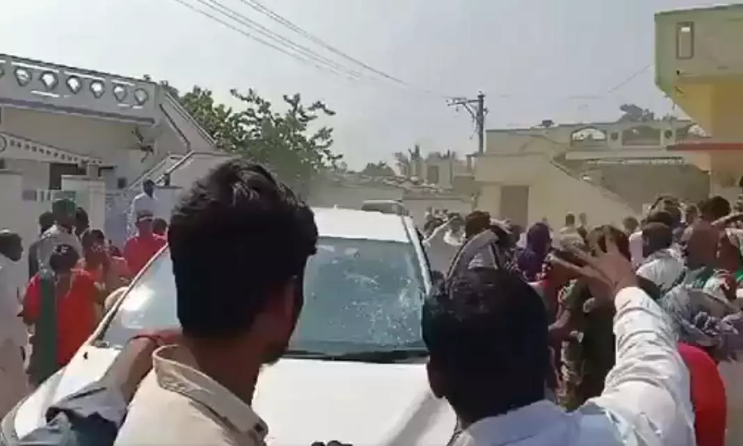 फार्मा कंपनी की स्थापना को लेकर Vikarabad कलेक्टर पर भीड़ ने किया हमला फार्मा कंपनी की स्थापना को लेकर Vikarabad कलेक्टर पर भीड़ ने किया हमला