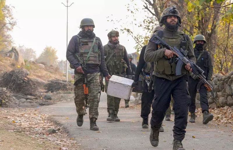 Srinagar के जबरवान जंगल में गोलीबारी से हड़कंप, लोग दहशत में भागे Srinagar के जबरवान जंगल में गोलीबारी से हड़कंप, लोग दहशत में भागे