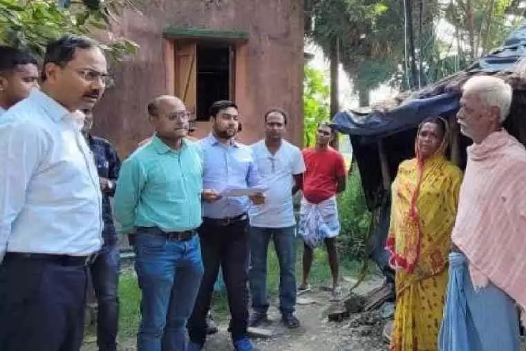 उत्तर 24 परगना के जिला मजिस्ट्रेट Sharad Kumar Dwivedi ने आवास सूची की शिकायतों की सुनवाई की उत्तर 24 परगना के जिला मजिस्ट्रेट Sharad Kumar Dwivedi ने आवास सूची की शिकायतों की सुनवाई की