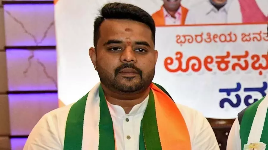 Hassan Sex Scandal: सुप्रीम कोर्ट ने प्रज्वल रेवन्ना की जमानत याचिका खारिज की Hassan Sex Scandal: सुप्रीम कोर्ट ने प्रज्वल रेवन्ना की जमानत याचिका खारिज की