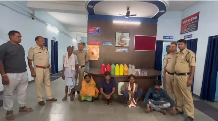 महिला समेत 5 गिरफ्तार, अवैध शराब के खिलाफ पुलिस की रेड महिला समेत 5 गिरफ्तार, अवैध शराब के खिलाफ पुलिस की रेड