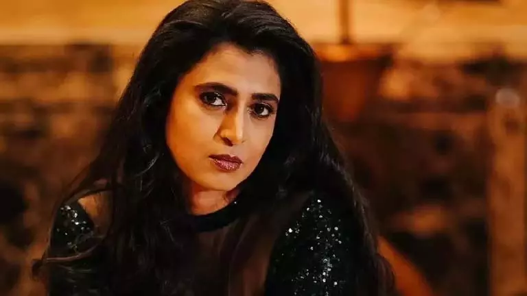 Telugu लोगों के खिलाफ विवादित टिप्पणी के बाद अभिनेत्री कस्तूरी शंकर फरार Telugu लोगों के खिलाफ विवादित टिप्पणी के बाद अभिनेत्री कस्तूरी शंकर फरार