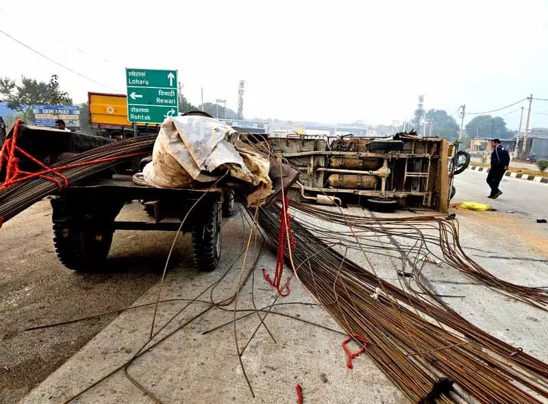 Himachal: पिकअप वैन और ट्रैक्टर की टक्कर में 3 की मौत, 6 घायल Himachal: पिकअप वैन और ट्रैक्टर की टक्कर में 3 की मौत, 6 घायल