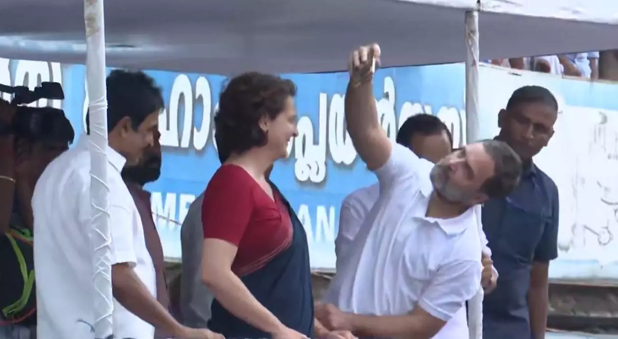 राहुल-प्रियंका गांधी ने वायनाड में निकाला रोड शो, देखें LIVE VIDEO... राहुल-प्रियंका गांधी ने वायनाड में निकाला रोड शो, देखें LIVE VIDEO...