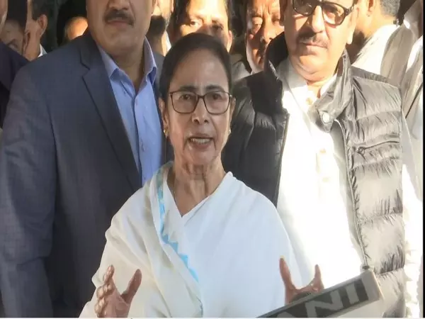 CM ममता बनर्जी दो दिवसीय दार्जिलिंग दौरे पर उत्तर बंगाल पहुंचीं CM ममता बनर्जी दो दिवसीय दार्जिलिंग दौरे पर उत्तर बंगाल पहुंचीं