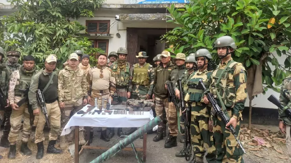 Manipur के उतांगपोकपी में सुरक्षाकर्मियों ने अत्याधुनिक हथियार जब्त Manipur के उतांगपोकपी में सुरक्षाकर्मियों ने अत्याधुनिक हथियार जब्त