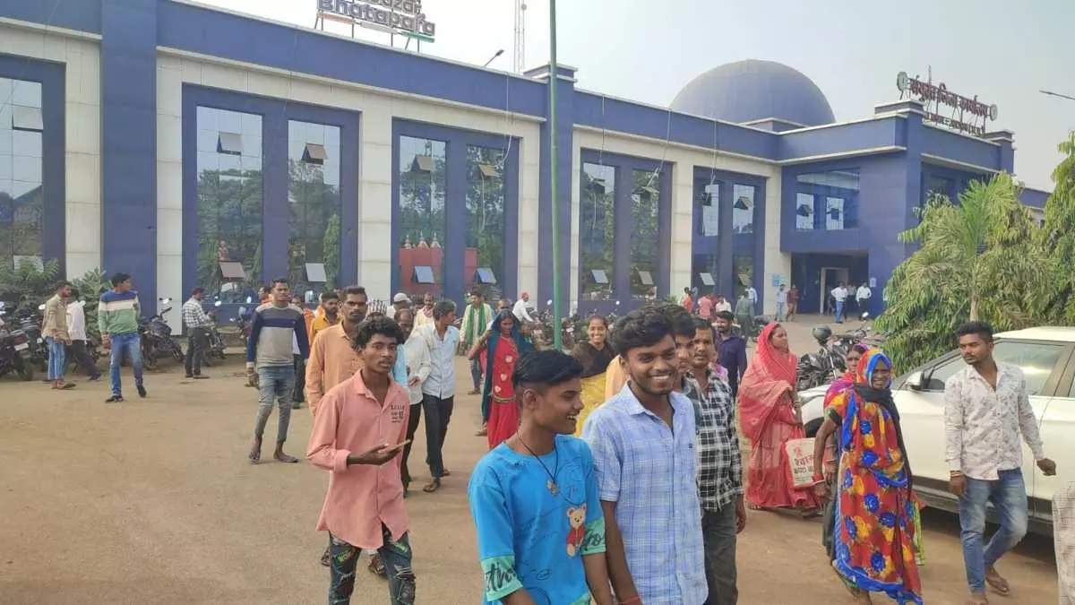 श्मशान घाट में कब्जा, शिकायत लेकर कलेक्टर के पास पहुंचे ग्रामीण श्मशान घाट में कब्जा, शिकायत लेकर कलेक्टर के पास पहुंचे ग्रामीण