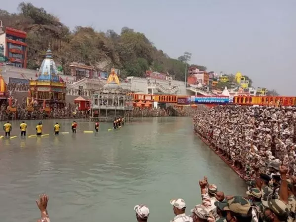 Maha Kumbh 2025 में 40,000 रिचार्जेबल लाइटें लगेंगी Maha Kumbh 2025 में 40,000 रिचार्जेबल लाइटें लगेंगी