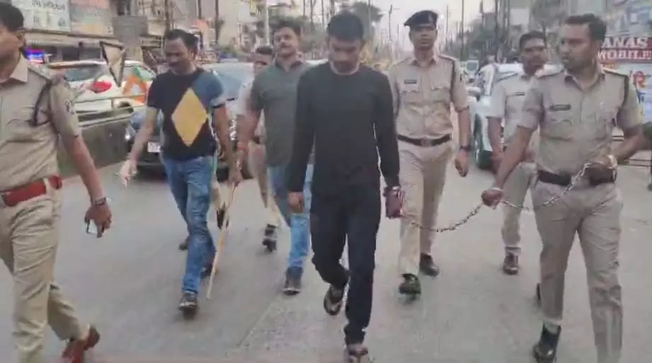 Raipur Breaking: फरार बंदी राशिद अली देशी कट्टे के साथ गिरफ्तार, पुलिस ने निकाला जुलूस Raipur Breaking: फरार बंदी राशिद अली देशी कट्टे के साथ गिरफ्तार, पुलिस ने निकाला जुलूस