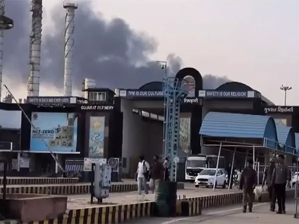 गुजरात: कोयली में IOCL रिफाइनरी में विस्फोट के बाद बचाव कार्य जारी गुजरात: कोयली में IOCL रिफाइनरी में विस्फोट के बाद बचाव कार्य जारी