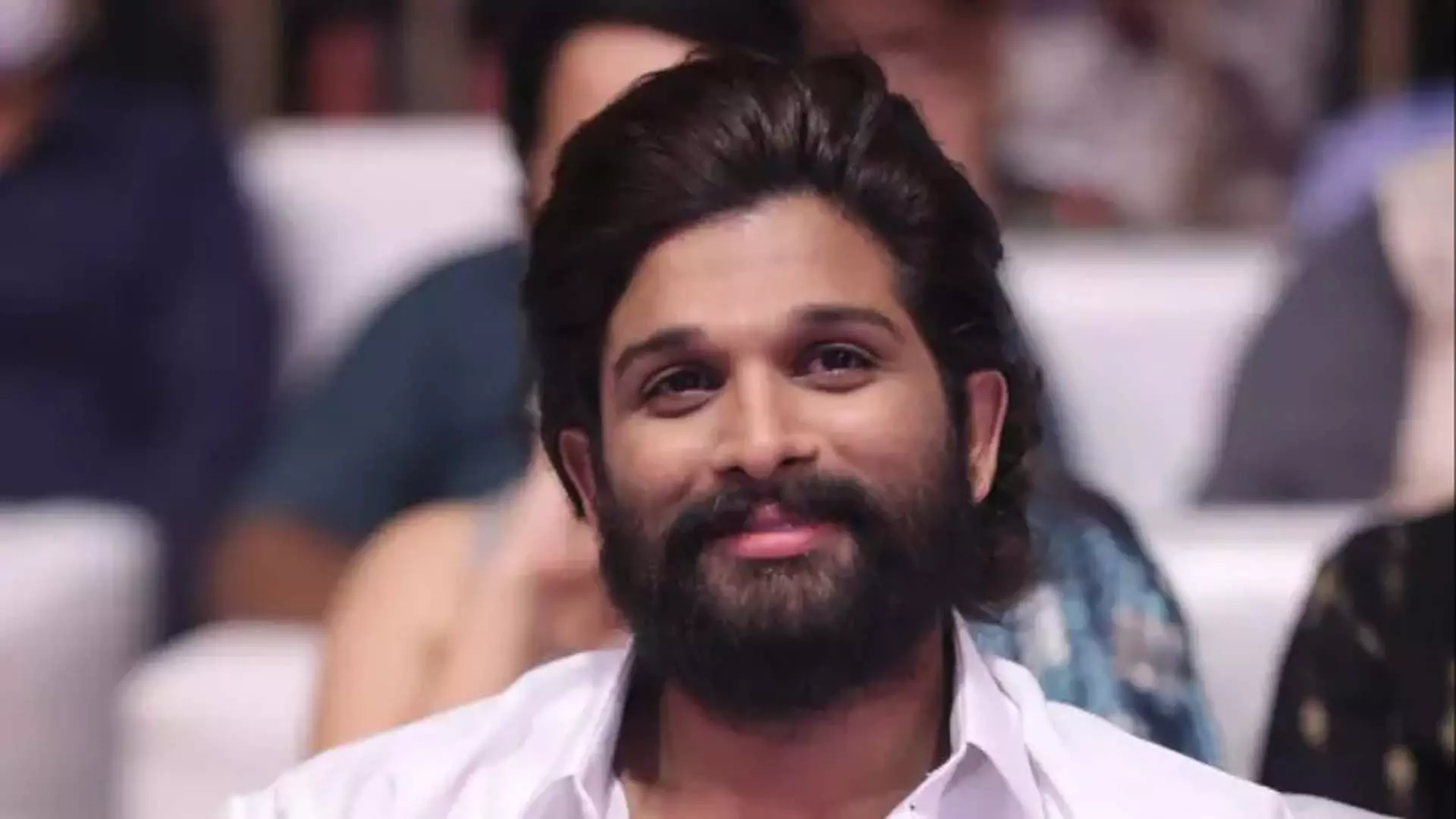 Allu Arjun के फैंस ने फर्जी वीडियो को लेकर यूट्यूब चैनल के कार्यालय पर हमला किया Allu Arjun के फैंस ने फर्जी वीडियो को लेकर यूट्यूब चैनल के कार्यालय पर हमला किया