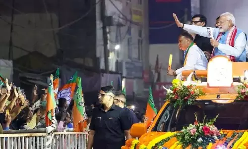 PM Modi ने रांची में 3 किलोमीटर लंबे मेगा रोड शो से लोगों का मन मोह लिया PM Modi ने रांची में 3 किलोमीटर लंबे मेगा रोड शो से लोगों का मन मोह लिया