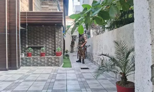 20 लाख कैश और मिले, सीएम के करीबी यहां जारी है छापेमारी 20 लाख कैश और मिले, सीएम के करीबी यहां जारी है छापेमारी