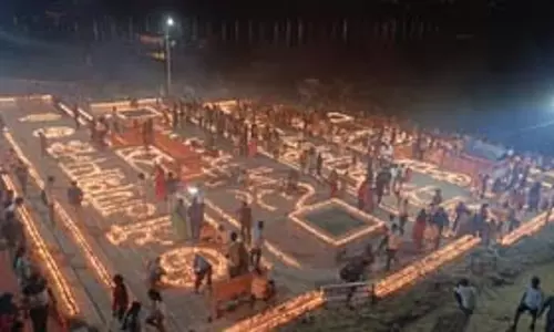 महाकुंभ 2025 : यमुना की लहरों में दीपदान से रोशनी से भर गए कालिंदी के तट