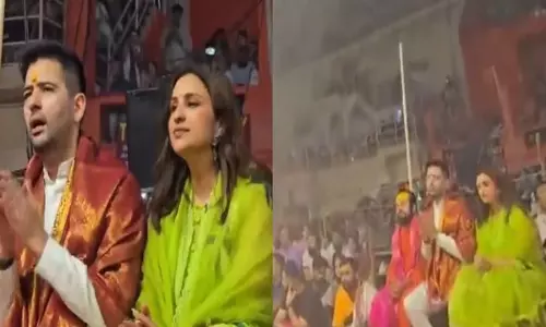 Parineeti Chopra, Raghav Chadha वाराणसी में प्रसिद्ध माँ गंगा आरती में शामिल हुए