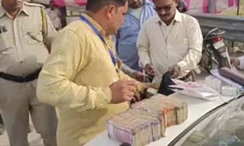 दिल्ली-मुंबई एक्सप्रेसवे के आबकारी नाके पर पकड़ी गई सात लाख 70 हजार की नकदी