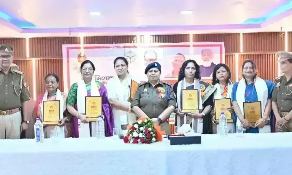 Lucknow: विशिष्ट कार्य के लिए महिलाओं व बालिकाओं को सम्मानित किया गया