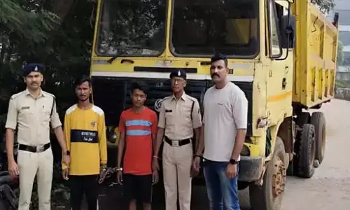 चोरी का हाइवा बीच रास्ते में हुआ खराब, 2 चोर गिरफ्तार