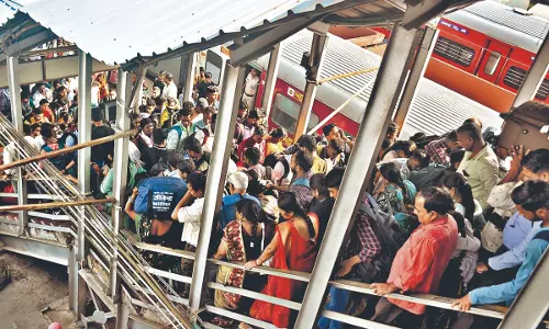 East Champaran: छठ पूजा के बाद लौटने लगे प्रवासी East Champaran: छठ पूजा के बाद लौटने लगे प्रवासी