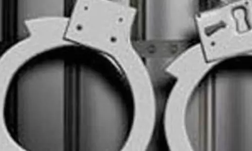GRP ने लोहे की छड़ों से भरा बैग फेंकने के आरोप में तीन लोगों को गिरफ्तार किया