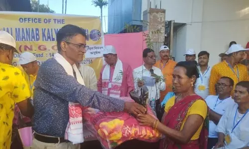 Hojai: एक व्यक्ति नीम के पौधे वितरित करता हुआ Hojai: एक व्यक्ति नीम के पौधे वितरित करता हुआ